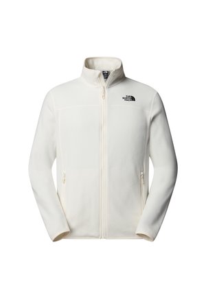 Chaqueta de forro polar blanca con collar alto, cremallera frontal y bolsillos laterales. Presenta un logo negro en la parte superior izquierda del pecho. Textura suave.