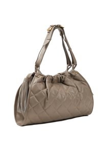 Quiltet beige håndtaske lavet af blødt læder, med en samlet top, dobbelte hanke og en dekorativ frynse.