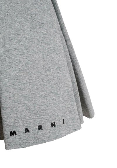 T-shirt in cotone grigio con logo "MARNI" nero nella parte inferiore. La texture è liscia e presenta una vestibilità casual e rilassata.