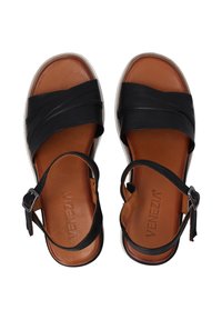 Zwarte leren sandalen met kruisbanden en enkelgesp, voorzien van een tankleurige gevoerde binnenzool en een doorzichtige rubberen zool.