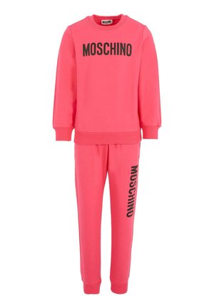 Heldere roze Moschino sweatshirt en bijpassende joggers met zwarte logo-tekst op de borst en linkerbeen, geribbelde manchetten en zoom.