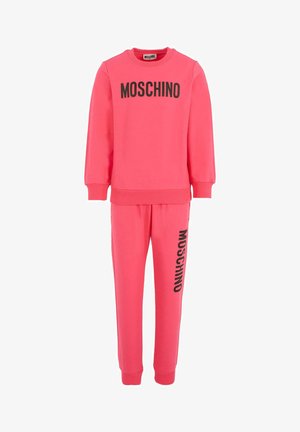 Heldere roze Moschino sweatshirt en bijpassende joggers met zwarte logo-tekst op de borst en linkerbeen, geribbelde manchetten en zoom.