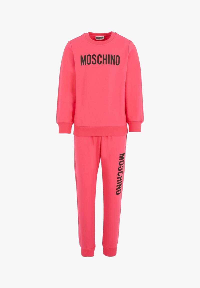 Heldere roze Moschino sweatshirt en bijpassende joggers met zwarte logo-tekst op de borst en linkerbeen, geribbelde manchetten en zoom.
