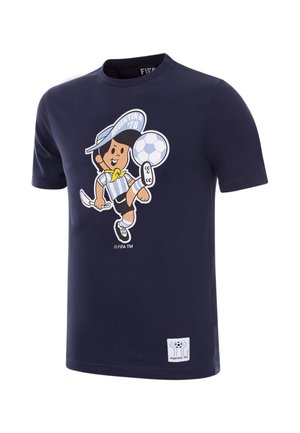 T-shirt bleu marine avec un joueur de football en dessin animé portant l'uniforme d'Argentine 78, équilibrant un ballon de football sur un pied.