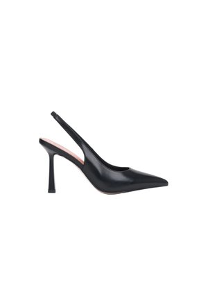 Czarny skórzany sandał na wysokim obcasie typu slingback z ostrym noskiem i wąskim obcasem, widoczny z boku na białym tle.