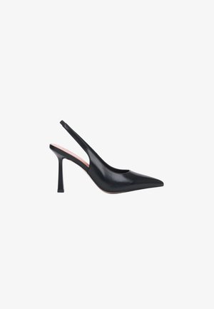 Décolleté slingback in pelle nera con tacco alto sottile e punta affilata, vista di profilo su sfondo bianco.