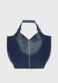 Donkerblauwe leren tote bag met een brede, gebogen vorm, voorzien van een V-vormige opening en zilveren kettingdetails langs de randen.