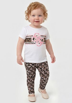 Guess, T-SHIRT MIT GEDRUCKTEM LOGO - Majica kratkih rukava s printom - weiß