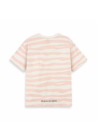 Camiseta de manga corta con una base crema y rayas rosas onduladas, y un detalle gráfico de texto en el dobladillo; fabricada con material de algodón ligero.