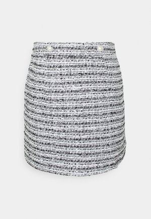 Schwarz-weiß gestreifter Minirock aus strukturiertem Stoff, figurbetont mit zwei perlenähnlichen Knöpfen an der Taille.