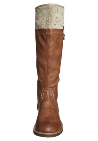 Botte en cuir marron, arrivant au genou, avec un doux revers en fausse fourrure, ornée de coutures décoratives et d'une fermeture éclair sur le côté pour un enfilage facile.