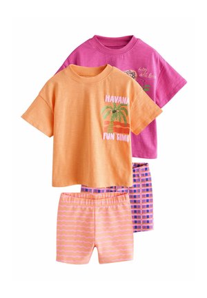 Sæt med to t-shirts med korte ærmer i orange og pink med grafik. Inkluderer pink shorts med bølget mønster og shorts med ternet mønster.