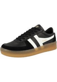 Sneaker nera con tomaia in pelle e suede, strisce bianche a contrasto e suola in gomma traslucida. Nome del marchio "Gola" in oro.