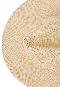 Bredskygget stråhat i en naturlig beige farve; har et struktureret vævet mønster og en flad krone med en subtil accentband.