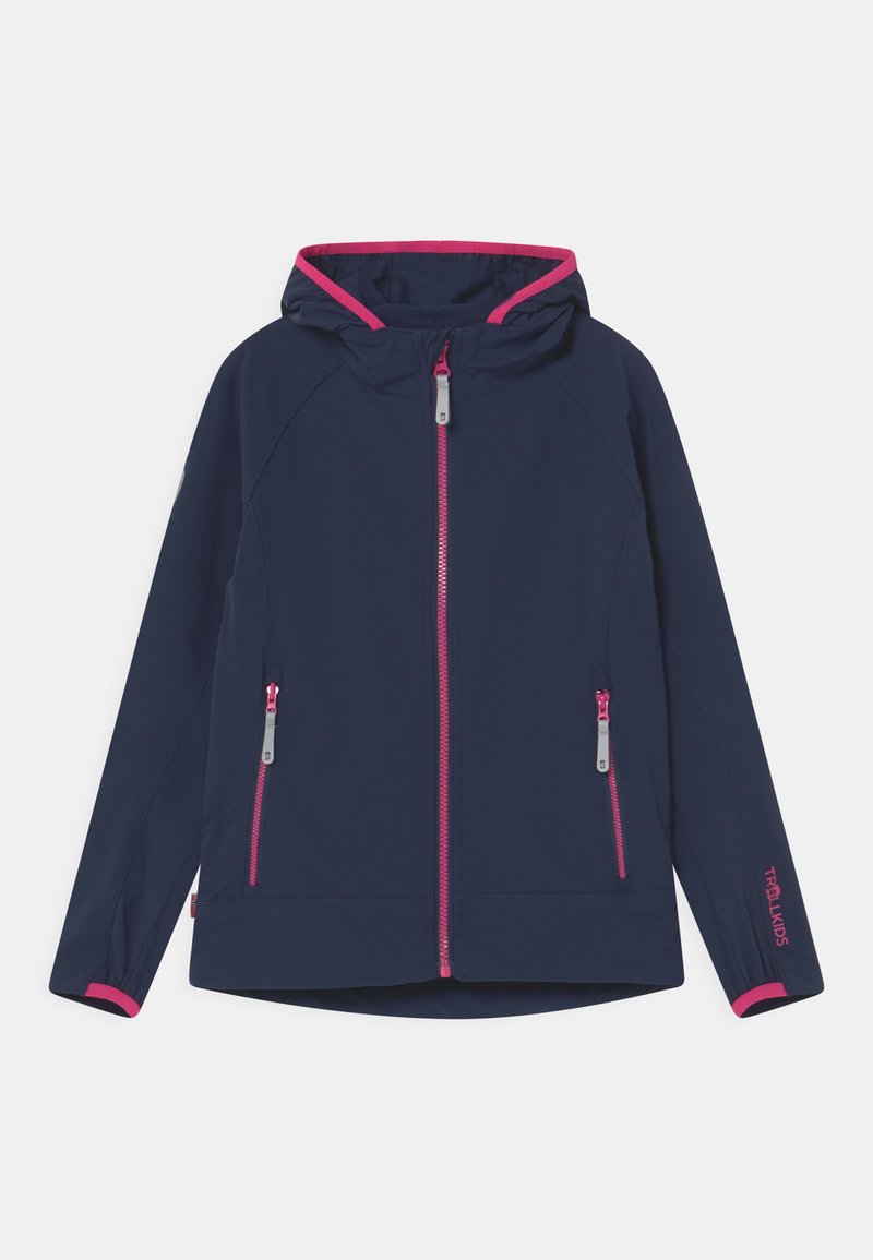 Marineblaue Softshell-Jacke mit pinken Akzenten, Frontreißverschluss, abnehmbarer Kapuze und zwei seitlichen Reißverschluss-Taschen. Leicht und mit glatter Textur.