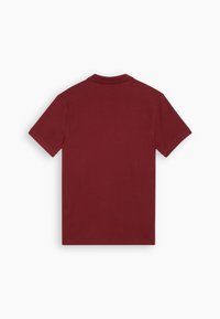 Vue arrière d'un polo uni rouge foncé à manches courtes avec col sur fond blanc.