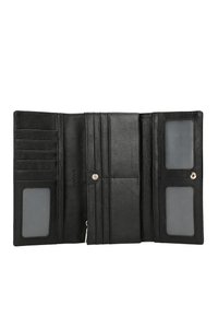 Černá kožená peněženka s texturovaným povrchem, obsahující více slotů na karty, dvě průhledné okénka na identifikaci a zapínání na patent.