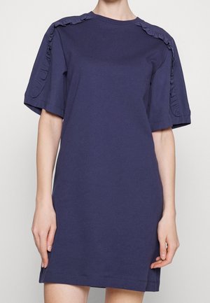 Robe en coton bleu marine à manches courtes, avec des accents envolés le long des épaules. Design simple avec une coupe décontractée et un col rond.