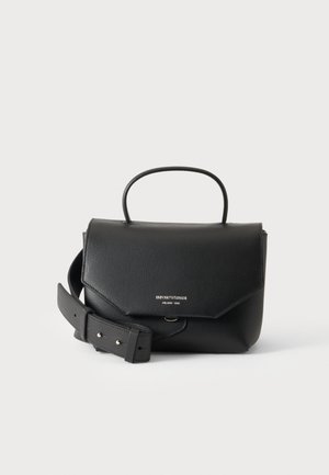 Schwarze Ledertasche von Emporio Armani mit Tragegriff oben, Klappenverschluss und breitem, abnehmbarem Schulterriemen vor weißem Hintergrund.