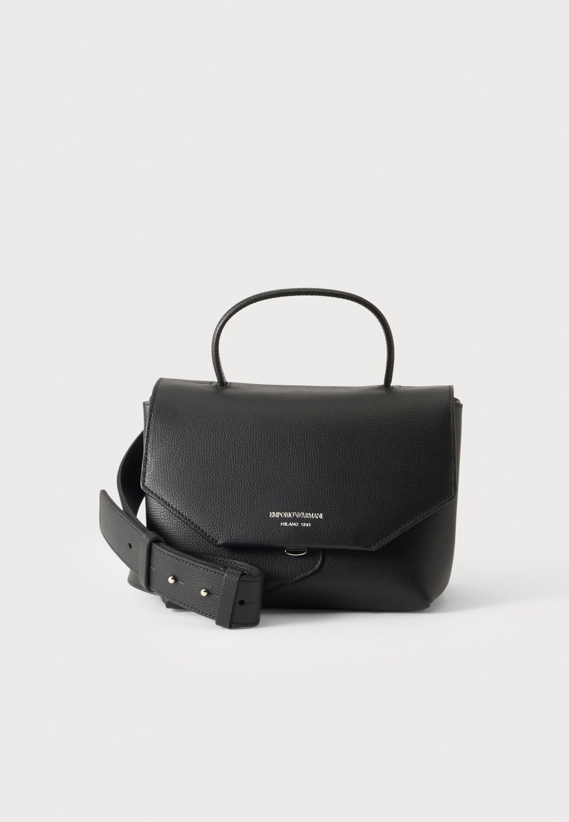 Μαύρη δερμάτινη τσάντα Emporio Armani με επάνω χερούλι, κλείσιμο με καπάκι και φαρδιά αποσπώμενη ιμάντα ώμου σε λευκό φόντο.