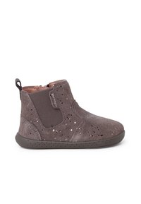 Stivaletti alla caviglia in suede marrone con finitura texture, pannello laterale elastico e accenti metallici. Suola in gomma con piccole perforazioni per garantire aderenza.