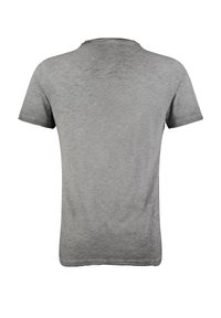 Camiseta gris de manga corta con cuello redondo, fabricada en un tejido ligero, que presenta una textura suave y un diseño minimalista.
