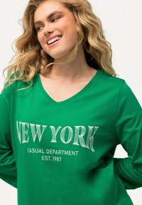Ulla Popken À COL EN V ET MANCHES 3/4 IMPRIMÉ NOM DE VILLE - Longsleeve - green