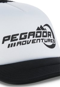 Fehér sapka fekete karimával, amelyen vastag fekete betűkkel a "PEGADOR ADVENTURES" felirat és hegyi grafika található. Tartós anyagból készült, sima textúrájú.