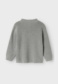 Suéter de punto gris claro con mangas largas y cuello, puños y dobladillo acanalados, mostrado desde la parte de atrás sobre un fondo blanco.