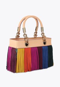 Handtas met beige handvatten en bovenkant, gouden kettinglinks en meerkleurige verticale suède franjes in roze, mosterd, oranje, paars, blauw en groen.
