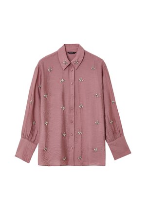 Blouse rose, texturée, avec un col, des manches longues, une fermeture à boutons et des embellissements décoratifs en forme d'abeille en argent tout au long.