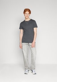 Tommy Jeans SLIM TEE - T-shirt - bas - new charcoal
