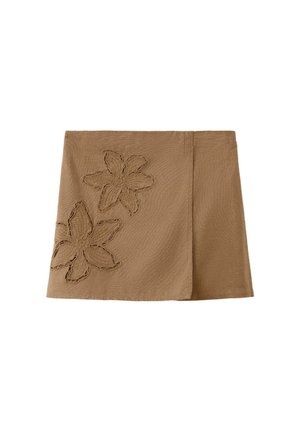 Mini-jupe marron trapèze avec deux grandes découpes florales brodées sur le côté gauche, dotée d'un panneau avant propre à effet portefeuille.