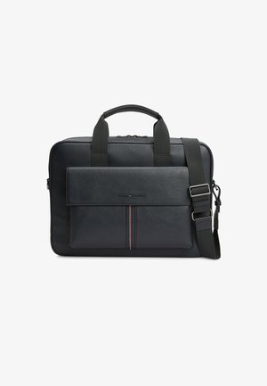 Cartella in pelle nera con texture, dotata di tasca anteriore con patta, doppie maniglie e tracolla regolabile, caratterizzata da un logo del marchio discreto e una striscia verticale.