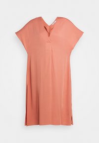 Luftiges, kurzärmeliges Kleid in Korallenorange. V-Ausschnitt mit zwei seitlichen Schlitzöffnungen für Bewegungsfreiheit. Hergestellt aus leichtem Material.