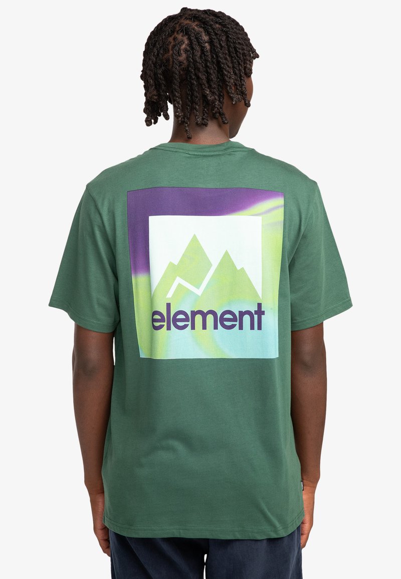 Camiseta de algodón verde con un gran gráfico de montañas en tonos azules y verdes, con la palabra "elemento" en púrpura en negrita en la parte central de la espalda.