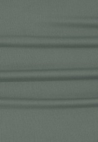 Elastischer Stoff in gedämpftem Teal, mit einer gerippten Textur und subtilen horizontalen Linien. Weich und flexibel mit einem einheitlichen Oberflächenmuster.