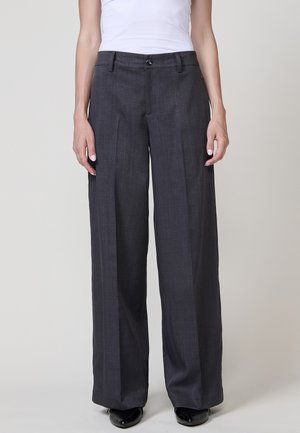 Pantalones gris de pierna ancha con una textura suave, que cuentan con un cierre de botón, pasadores para cinturón y pliegues en la parte frontal. El diseño está confeccionado para un ajuste holgado.