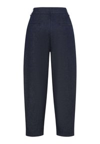 Pantalon bleu foncé sur mesure avec taille haute, jambes droites et deux poches passepoilées à l'arrière.