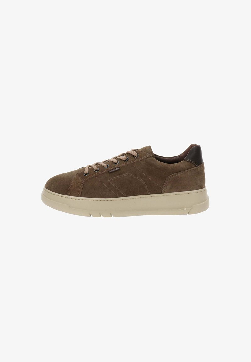 Bruine suède lage sneakers met beige zool, ronde neus, vetersluiting en donkerbruine hielafwerking.