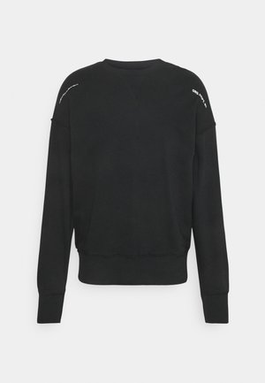 Sudadera negra de cuello redondo con mangas largas, puños y dobladillo acanalados, que presenta un pequeño texto blanco en el hombro izquierdo y el área del clavicuela derecho.