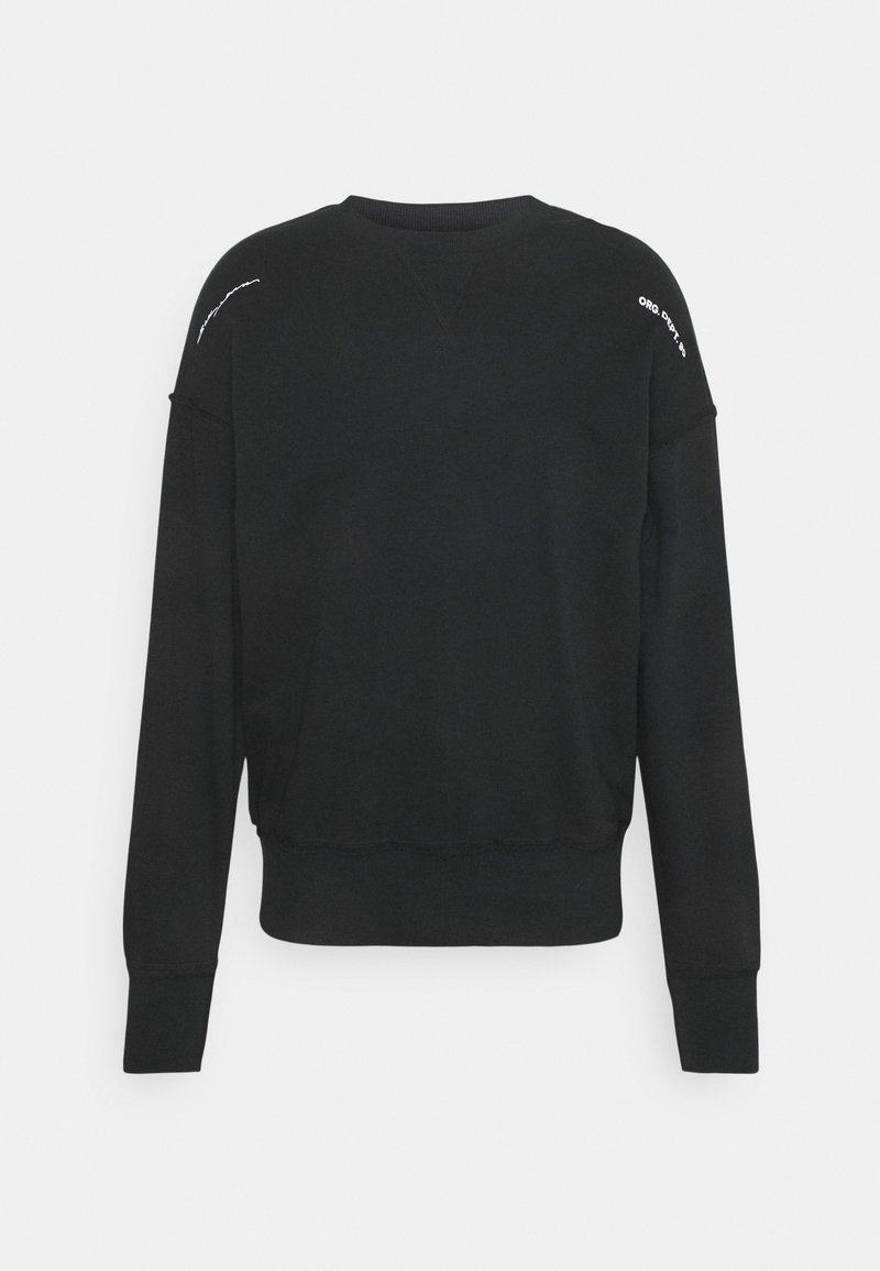 Svart crewneck-tröja med långa ärmar, ribbade muddarna och nederkant, med liten vit text på vänster axel och höger nyckelben.
