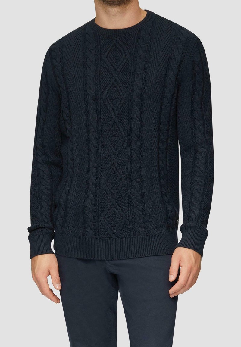 Námořnický svetr s pleteným vzorem, kulatým výstřihem, strukturovanými vzory a žebrovanými manžetami a lemem, vyrobený z měkkého, teplého materiálu.