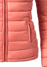 Veste matelassée rose saumon avec coutures horizontales, fermeture éclair frontale et poche latérale zippée à la taille droite.