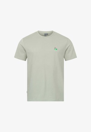 T-shirt a maniche corte color grigio chiaro con collo a girocollo, con un piccolo disegno di una buca da golf verde e una bandiera rossa sul petto a sinistra.