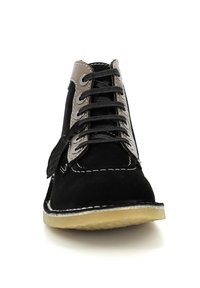 Stivale in suede nero con accenti grigi, punta rotonda, dettagli cuciti e lacci neri. Presenta una suola in gomma beige e un design del pannello laterale.