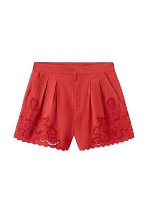 Shorts rouges taille haute avec plis et broderie florale sur les bords festonnés, dotés de poches latérales et d'une fermeture à l'avant.