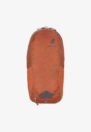 Oranger Deuter-Rucksack mit strukturiertem Stoff, einer Reißverschlusstasche vorne und Logo auf der oberen Vorderseite, vor einem weißen Hintergrund dargestellt.
