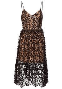 Robe en dentelle noire avec une doublure couleur nude, dotée d'un corsage ajusté, de fines bretelles et d'une jupe ample ornée de motifs floraux complexes.