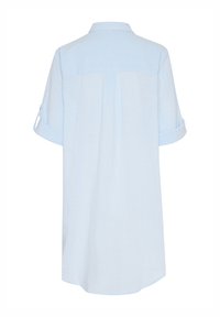 Chemise à manches courtes bleu clair avec col, fabriquée en tissu léger. Comprend des manches retroussables et un pli au dos pour un détail supplémentaire.